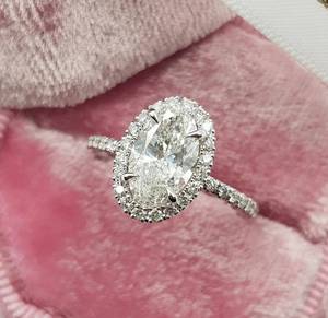 อาร์ตเดคโค1.41 CT แหวนเพชรโมอีสนาไนต์ทรงวงรียาวตัดกับวงฮาโลและครึ่งนิรันดร์ของขวัญแต่งงานเจ้าสาวที่ทันสมัย - Product Image 1