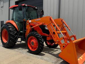 Tractor Agrícola M7060 4WD con Cargador Frontal, Rojo, 50 HP, Transmisión por Engranajes, Bajo Nivel de Ruido - Product Image 1