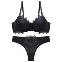Ensemble brassière et culotte deux pièces pour femmes avec un matériau respirant en dentelle douce, parfait pour l'été et l'intérieur