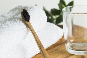 Brosse à dents en bambou à base de plantes à poils souples infusés de charbon de bois emballage sans plastique - Product Image 4