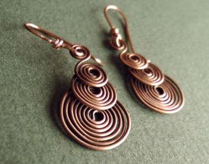 Pendientes de cobre indios hechos a mano para uso festivo con aspecto oxidado único con patrones de diseño tradicional - Product Image 5