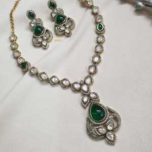 Delicado verde Moissanite Kundan Premium collar conjunto con pendientes joyería de moda - Product Image 6