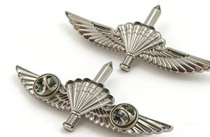 Pin de Solapa Personalizado con Diseño de Espada de Murciélago Esmaltada – Plateado con Esmalte Negro, Insignia de Colección y Souvenir - Product Image 5