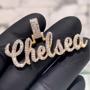 Colgante con Nombre Personalizado, Elaborado en Plata 925 con Detalles de Diamantes Moissanite, Diseño Personalizado de Lujo Estilo Hip Hop - Product Image 1