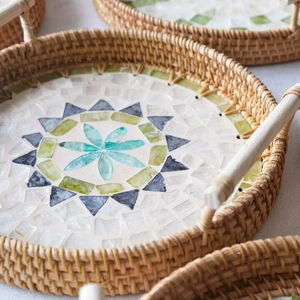 Vente en gros Panier en rotin tissé à la main écologique Décoration de maison élégante Service et stockage avec accents de nacre du Vietnam - Product Image 1