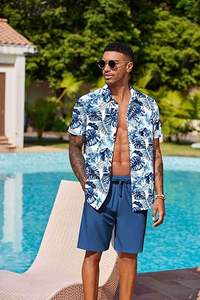 ชุดฮาวายสำหรับผู้ชาย เสื้อทรงหลวมพิมพ์ลายดอกไม้และตัวอักษร ดีไซน์แฟชั่น ระบายอากาศได้ดี เสื้อแขนสั้นสำหรับฤดูร้อน - Product Image 4