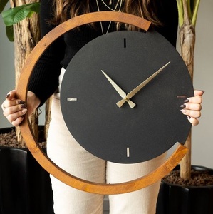 Horloge murale de luxe en métal de fer extra-large avec détails complexes faits à la main et finition vintage antique pour une décoration intérieure élégante - Product Image 3