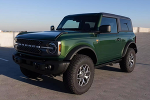 Usado en buen estado, 2024, 75001, 100.000 millas, 2.7L EcoBoost V6 4WD, color verde metálico con detalles en cuero. - Product Image 4