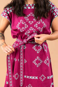 Collection unique de caftans brodés à manches courtes et au genou pour femmes, vêtements de fête, caftans brodés avec ceinture, OEM ODM - Product Image 2