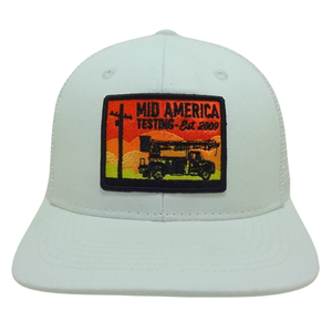 Sombrero de camionero 6 paneles Contraste personalizado Logotipo bordado Parches tejidos Malla blanca Gorra estructurada Hebilla de un solo pecho de plástico OEM - Product Image 1