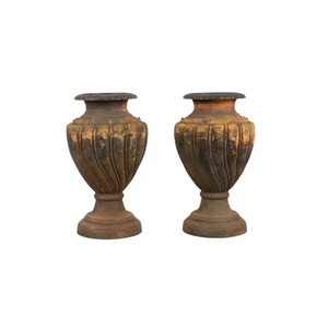 Urnes de jardin en métal fini antique rustique avec piédestal pour plantes décoratives d'extérieur - Product Image 5