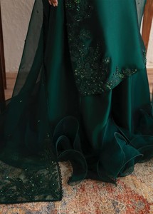 Robe de soirée longue en satin vert ornée, coupe trapèze, manches longues, avec dupatta transparent et volants, idéale pour mariage, fête ou banquet - Product Image 4