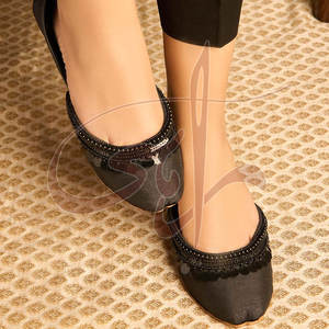 Khussa pour femmes en soie brute de couleur unie fabriquée au Pakistan, service OEM, faible MOQ - Product Image 4