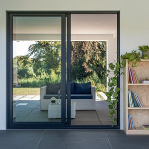 Portes coulissantes modernes en polymère HOLCOM, isolation thermique, couleurs personnalisables pour usage intérieur, salon, jardin, cave à vin - Product Image 1