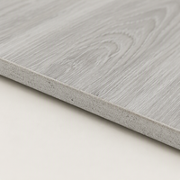 Hellgraue Eiche Wasserfester SPC-Bodenbelag mit Kratzfester Oberfläche, Starrer Kern Klicksystem LVP Vinylplanken für Schlafzimmer-Innenausstattung