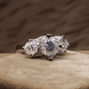 Anillo de compromiso de 3 piedras de corte redondo diamante para mujer - Product Image 3