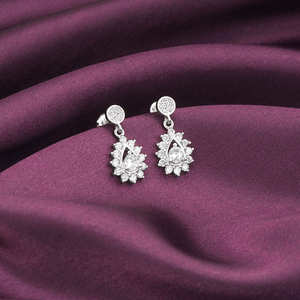 Boucles d'oreilles pendantes en zircon argenté-Accessoire scintillant à la mode - Product Image 2