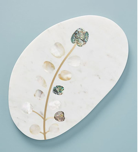 Sous-verre unique en marbre blanc en forme de feuille de monstera avec un élégant accent en laiton. Lush disponible à prix de gros. - Product Image 2