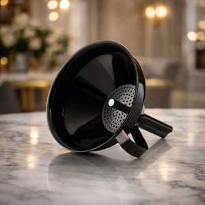 Embudo de Bar con Acabado Negro y Colador Incorporado para un Vertido Suave y sin Derrames, Diseño Moderno, Ideal para Cócteles, Cocina y Bares - Product Image 1