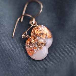 Boucles d'oreilles créoles en résine transparente faites à la main en Inde, design couleur personnalisée, teinte noire, bijoux de tous les jours pour femmes Khadim - Product Image 1