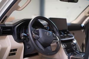 Toyota Land Cruiser neuve/d'occasion, transmission automatique, couleur blanc métallisé, puissance 225 kW 306 ch - Product Image 2