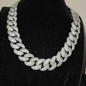 สร้อยคอฮิปฮอปแบบคิวบันลิงค์ขนาด 24 มม. หนัก ดีไซน์หรูหรา ประดับเพชรเลียนแบบเพชรแท้ ชุบทอง ได้รับการรับรองจาก IGI เหมาะสำหรับทั้งผู้ชายและผู้หญิง - Product Image 1