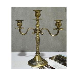 Candélabre en métal raffiné pour la décoration de la maison et des événements, porte-bougie à plusieurs bras avec une finition traditionnelle sophistiquée - Product Image 6