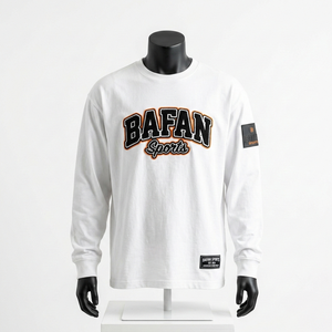 Camiseta de manga larga premium de algodón de 220 GSM, color gris, con parche de chenilla y logotipo serigrafiado. - Product Image 5