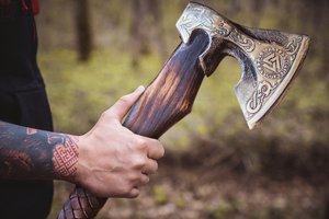 Hacha Vikinga SCL: Diseño Auténtico de Tomahawk para Cortar Madera y Amuletos, Hecha a Mano para Recreaciones Históricas y Coleccionistas - Product Image 5
