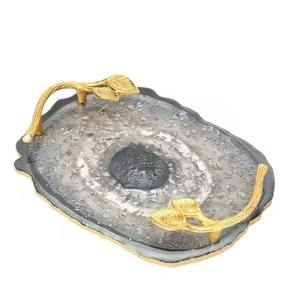 Plateau de service rond de qualité supérieure avec poignées en feuille d'or, parfait pour un cadre de table élégant et une décoration intérieure - Product Image 2