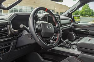 Ford F-150 Raptor 2023 Usado, Motor V8 Supercargado de 700 hp, Tracción en las Cuatro Ruedas, Techo Corredizo y Paquete de Puerta Trasera, Mayormente sin Modificaciones - Product Image 2