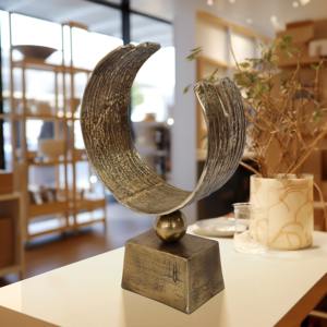 Sculpture de table en métal d'inspiration vintage Design rustique élégant parfait pour la décoration de maison ou de bureau de style antique - Product Image 6