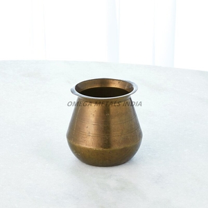 Ensemble de vases en métal doré et argenté de qualité supérieure avec forme conique élégante et motif complexe, parfait pour la décoration moderne de la maison et du bureau - Product Image 5
