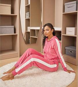 Survêtement en velours confortable pour femme | Survêtement à capuche 2 pièces | Tenue d'hiver chaude et élégante | Fabricant et exportateur sur mesure - Product Image 5