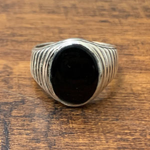 Bague Chevalière Homme en Onyx Noir, Argent Sterling 925 Massif, Pierre Ovale, Design Élégant à Coupes Lignées, Tendance, pour Toutes Occasions - Product Image 1