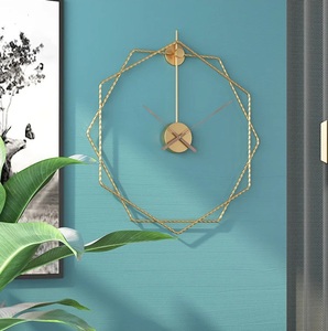 Vente en gros Horloge murale moderne en métal de forme hexagonale Finition dorée Horloge décorative élégante pour salon Chambre à coucher Bureau Mariage - Product Image 5