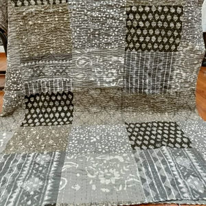 Couvre-lit matelassé 100 % coton, imprimé à la main, style Kantha, patchwork Gudari Mud, pour la maison et l'hôtellerie - Product Image 1