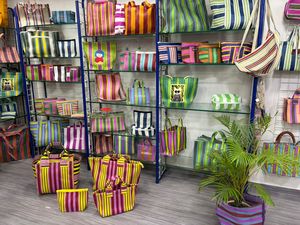 Bolsa de compras de nailon reutilizable ecológica con cremallera RPET Bolsas de playa de plástico recicladas tejidas a rayas hechas en la India - Product Image 4