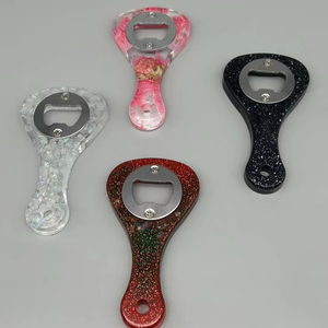 Abrebotellas de resina único con diseño rústico perfecto para cocinas de Estilo Vintage bares y decoración de interiores con temática rural - Product Image 1