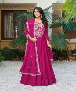 VESTIDO DE TRABAJO DE HILO Y SECUENCIA DE GEORGETTE DE DISEÑADOR CON DUPATTA FESTIVE WEAR COLOR ROSA PRECIO AL POR MAYOR PRESIÓN ÉTNICA - Product Image 1