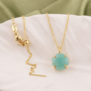 Collar minimalista para mujer con colgante de amazonita natural en forma de trébol, chapado en oro de 18k, con gemas engastadas y cadena de cable. - Product Image 3