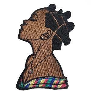 Écussons de broderie élégants avec support adhésif et bordure pour la personnalisation formelle des vêtements et des accessoires - Product Image 3
