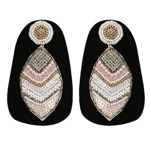 Pendientes colgantes de cuentas coloridos ligeros hechos a mano para mujer forma de mariposa de moda para bodas y festivales - Product Image 1