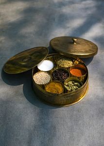 Boîte à épices en laiton décorative pour la cuisine, ajoutant une beauté culturelle et un rangement fonctionnel - Product Image 3