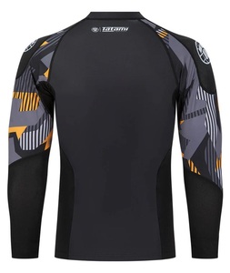 Camiseta de Manga Corta Transpirable para Hombre con Base Negra, Estampado Geométrico Minimalista Blanco en las Mangas, Protección Solar UPF50+, Personalizable - Product Image 4