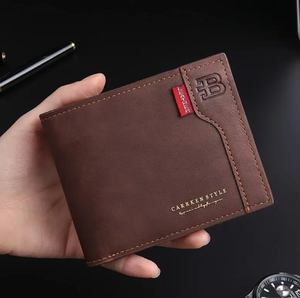 Un portefeuille marron décontracté avec une finition texturée et une petite étiquette d'accent rouge accrocheuse. Disponible à un prix de gros. - Product Image 1