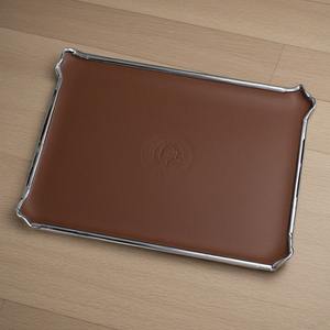 Bandeja decorativa de cuero con espacio generoso y artesanía refinada diseñada para mejorar cualquier mesa o área de almacenamiento - Product Image 1