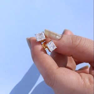 Vente en gros de boucles d'oreilles en or 14 carats taille princesse diamant de laboratoire solitaire clous à la mode vis à l'arrière parfait cadeau de fête de mariage intemporel - Product Image 1