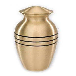Fabriqué à partir de laiton de qualité supérieure, cette urne de crémation combine une élégance intemporelle avec une durabilité durable. - Product Image 1