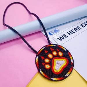 Collar con Medallón de Cuentas Hecho a Mano con Diseño de Huella de Oso para Moda Tribal, Ropa Étnica, Regalo para Amantes de las Artesanías, Pieza Única - Product Image 2